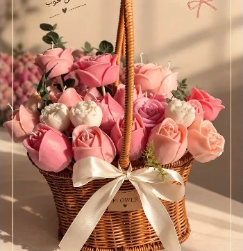 سبد دسته‌گل شمعی با رزهای صورتی و سفید
